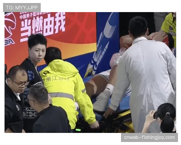 比赛第70分钟，卢顿后卫洛克耶疑似头部受伤被担架抬离